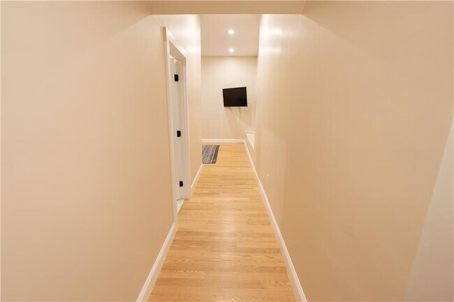 Building Photo - 197 Old Great Rd