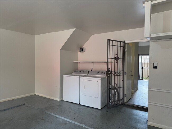 Building Photo - 6701 Sands Point Dr