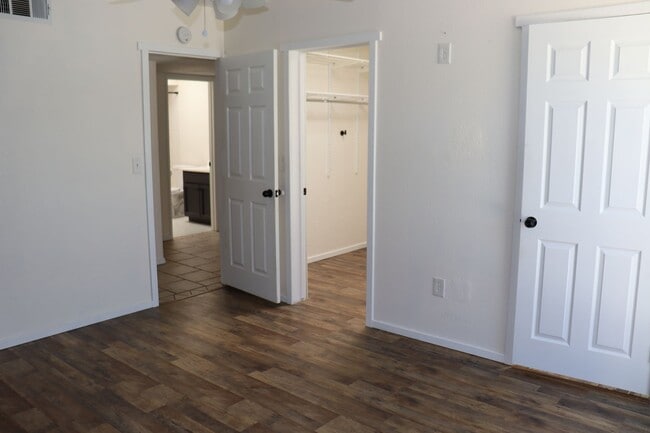 Building Photo - 5 Bedroom, 2 Bathroom