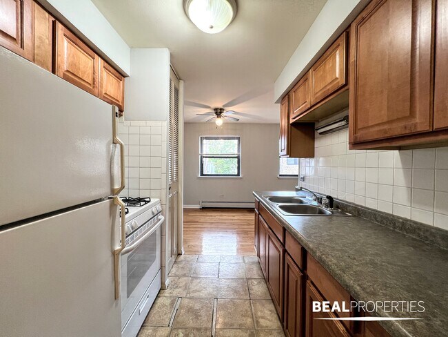 Building Photo - 510 W Briar Pl