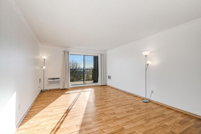 Building Photo - 1 month free!! Sweet 1/1 condo in Lake Oswego with covered parking and storage included!