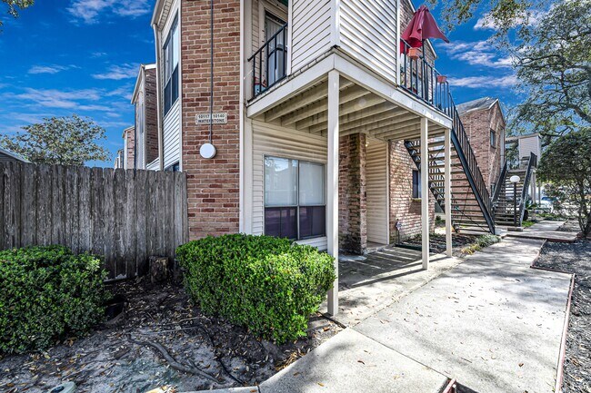 Building Photo - 10137 Waterstone Dr