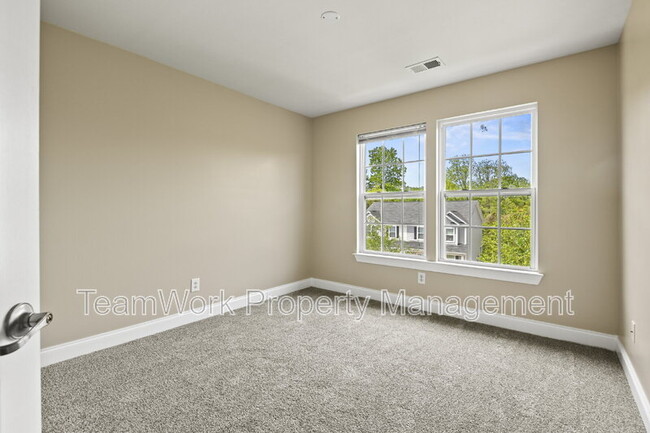 Building Photo - 9034 Parlor Dr