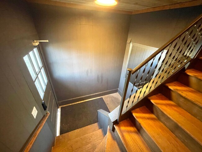 Building Photo - Centrally Located 1 bedroom 1 bath -  wate...