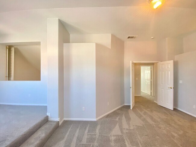 Building Photo - FANTASTIC SINGLE-FAMILY HOUSE WITH 4 BEDROOMS
