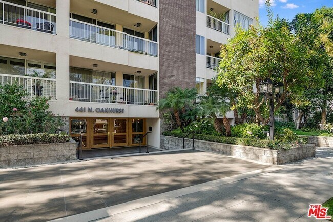 Building Photo - 441 N Oakhurst Dr