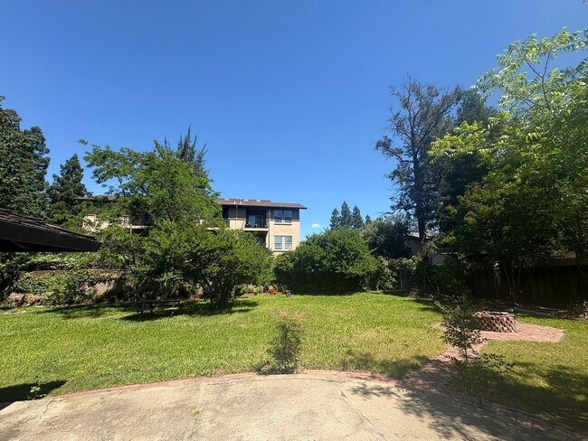 Building Photo - IMMEDIATE MOVE IN! Charming Vintage Sacramento 3 Bed / 1.5 Bath Home with Large Private Yard