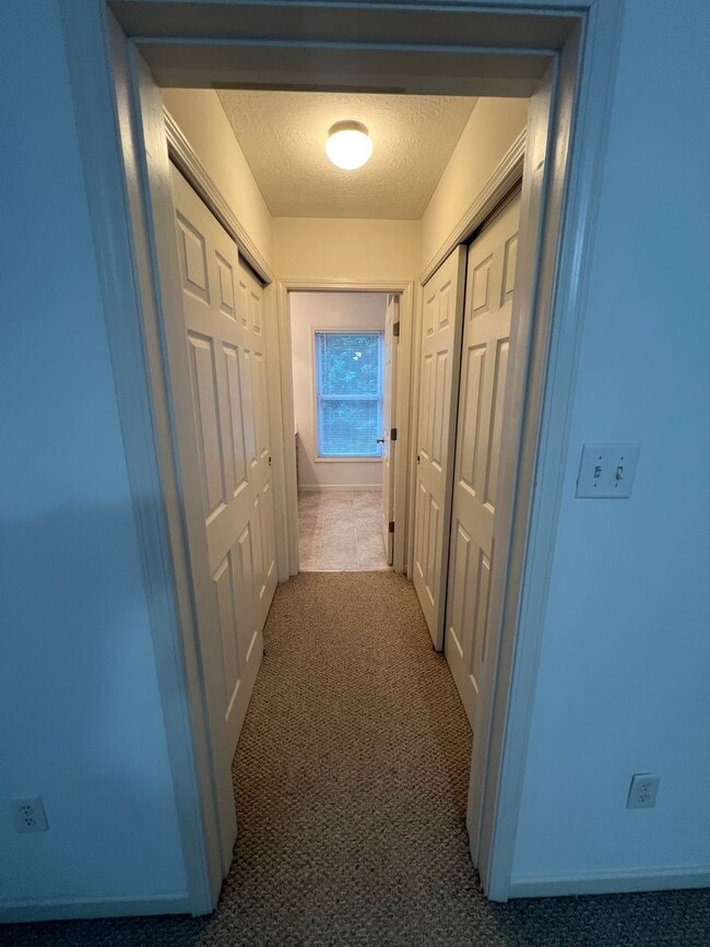 Building Photo - Townhouse Located at Pikes Place