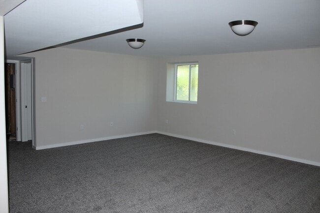 Building Photo - 4 bed/3 bath home East Side IC Easy Commut...