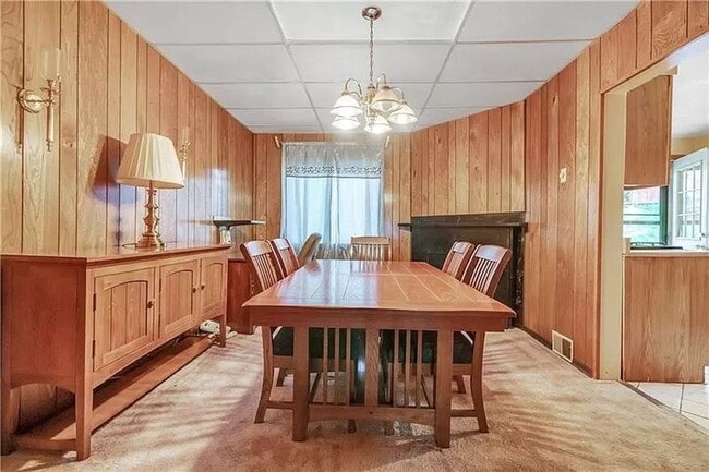 Building Photo - Large 3 Bed, 1 Bath - Central Air, Washer/Dryer