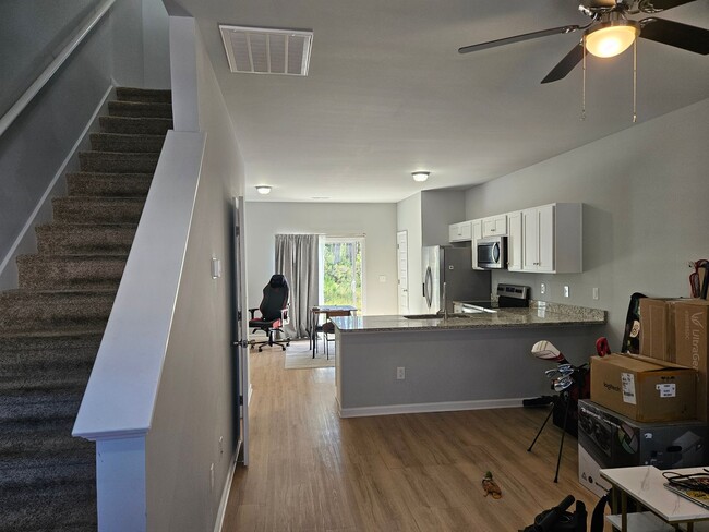 Building Photo - Beautiful unfurnished End unit - 2 bedroom...