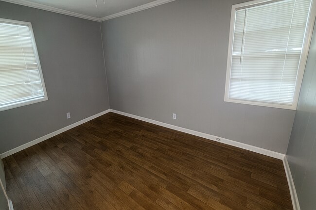 Building Photo - 3554 Plymouth Dr