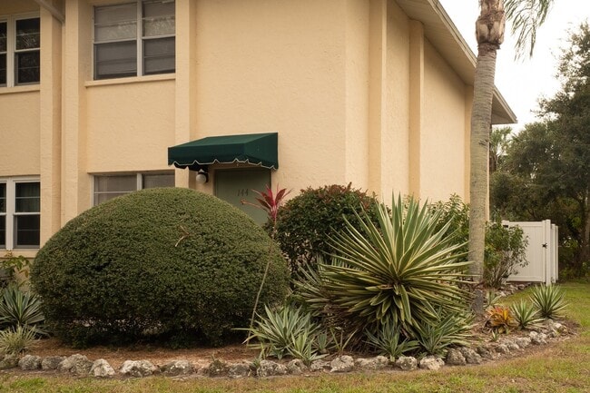 Building Photo - Bayou Oaks-Summer Lakes