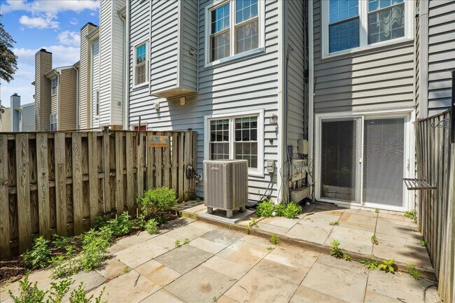 Building Photo - Lovely 2br/1bth ground level condo, close ...