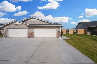 Building Photo - 2865 Cedar Crest
