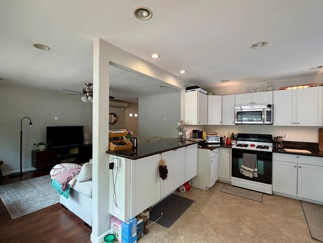 Building Photo - Classic Carlsbad Beach Bungalow