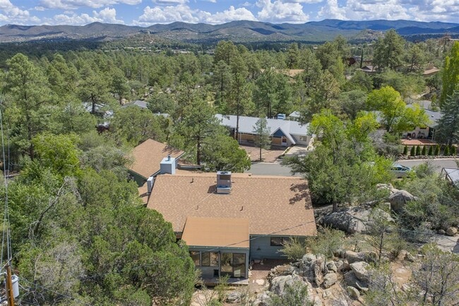 Building Photo - 3 bedroom, 3 bath home close to downtown P...