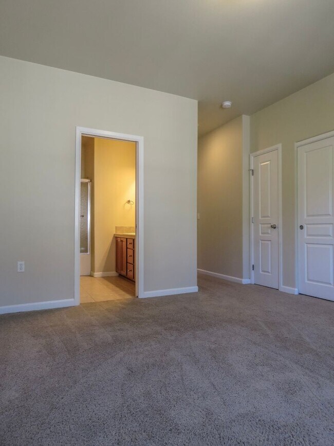 Building Photo - 2 Bedroom Townhome Coming soon !!