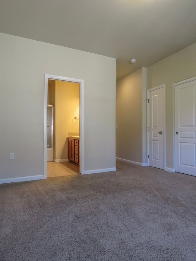 Building Photo - **No Rent Until February!! 2 Bedroom Townhome Available Now  !! Inquire today for tour !