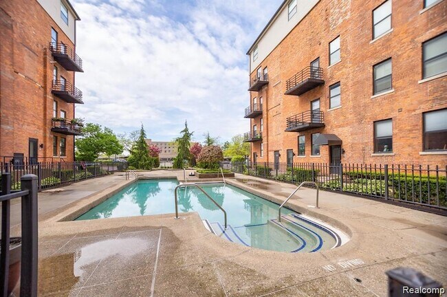 Building Photo - 6533 E Jefferson Ave