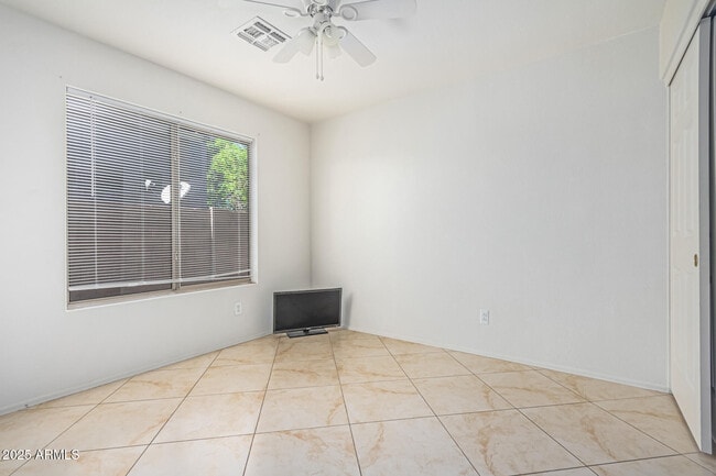 Building Photo - 602 W Canary Way