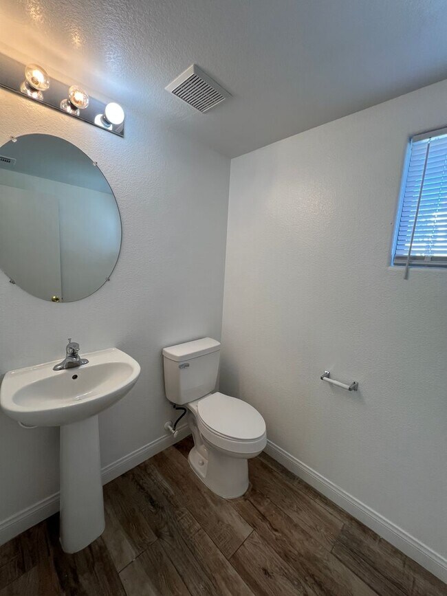 Building Photo - Great 3 bedroom 2.5 Townhouse with a 2 car...