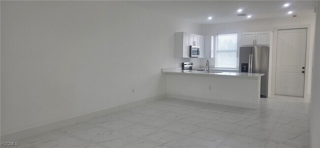 Building Photo - 925 Chenault St