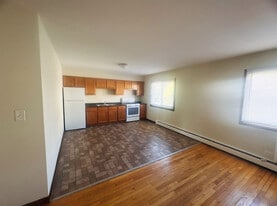 Building Photo - 866 N Milwaukee Ave