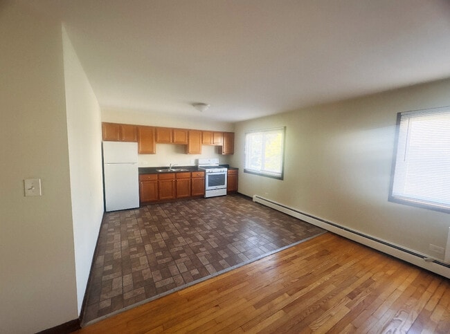 Building Photo - 866 N Milwaukee Ave