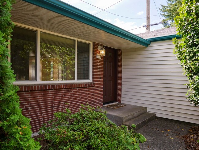 Building Photo - 621 NE 155th St