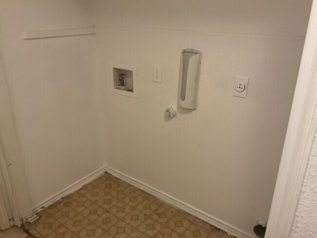 Building Photo - Beautiful 4 Bedroom Home in Northwest San ...