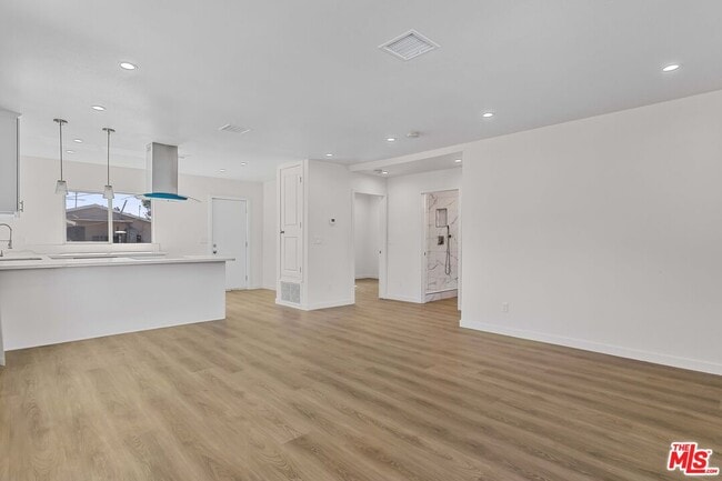 Building Photo - 1622 W 66th St