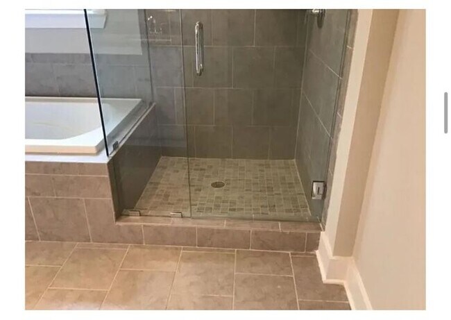 Building Photo - Luxury Townhome in Prime Location