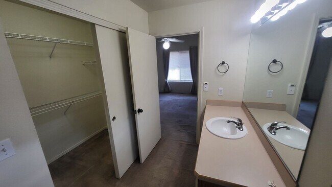 Building Photo - 562 NE Negus Loop