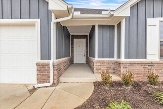 Building Photo - Adorable Brand New NE Edmond