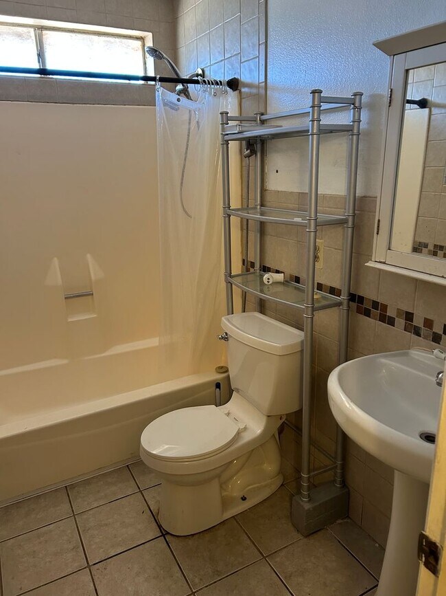 Building Photo - 2 Bedroom Holbrook Rental