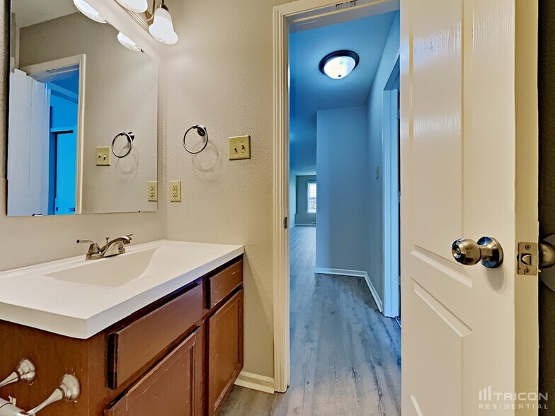 Building Photo - 6255 White Rabbit Pl