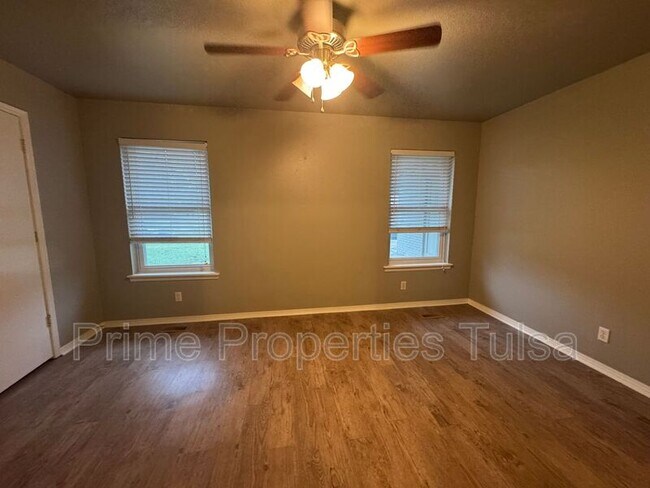 Building Photo - 5716 S Elm Ave