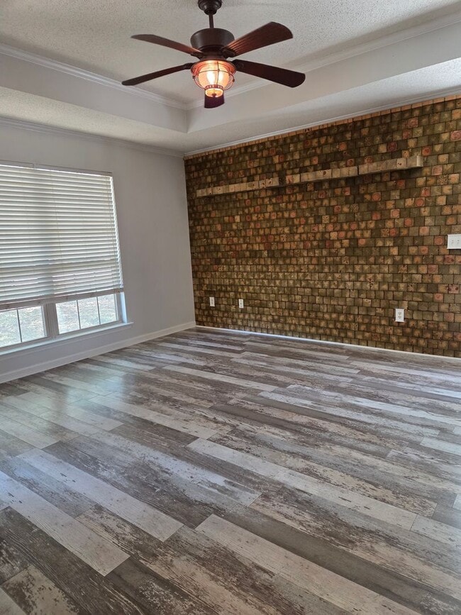 Building Photo - 3 Bedroom 2 bath fenced back yard in a quiet neighborhood!!