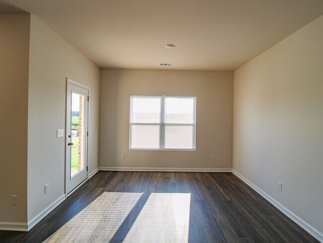Building Photo - Move-In Ready! Beautiful 3 Bedroom Home in a Prime Location