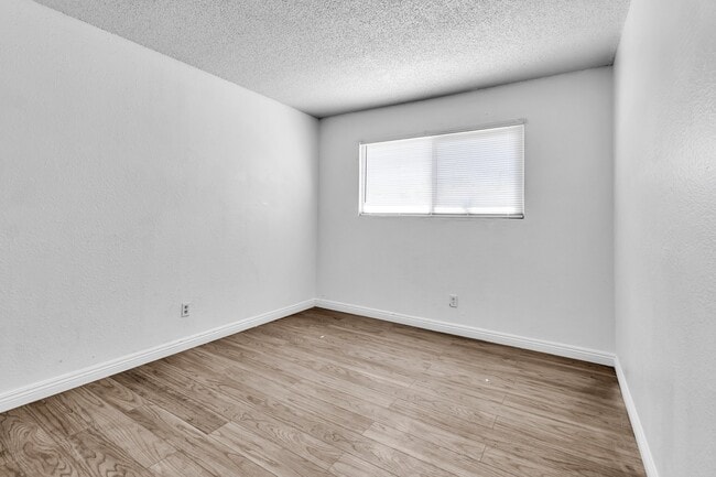 Building Photo - 2508 E Mesquite Ave