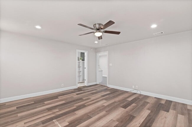 Building Photo - 423 E Morton St