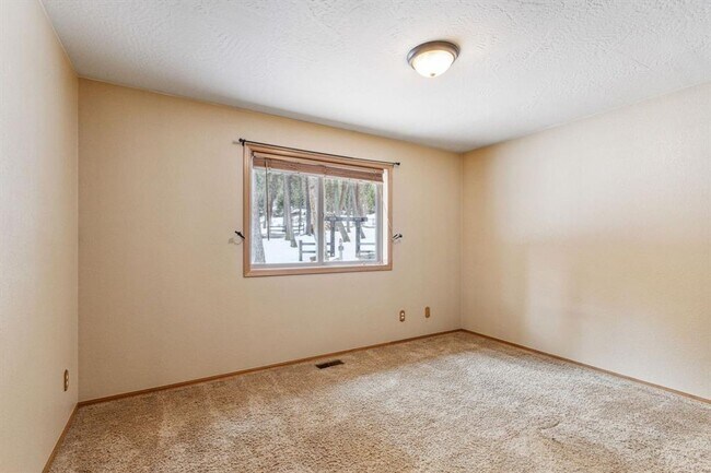 Building Photo - Lolo 4 bedroom, 2 bath, 2,520 Sq. Ft. home...