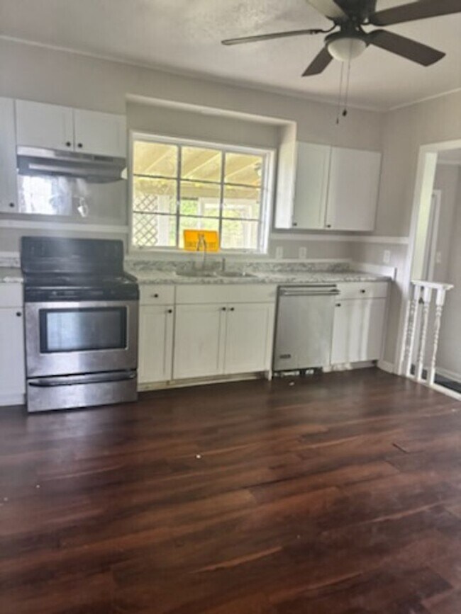 Building Photo - 5211 Robinson Rd