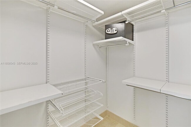 Building Photo - 1800 N Bayshore Dr