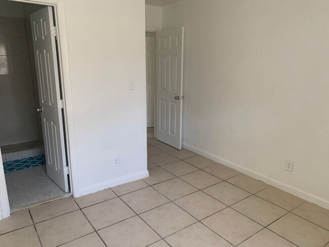 Building Photo - 900 NW