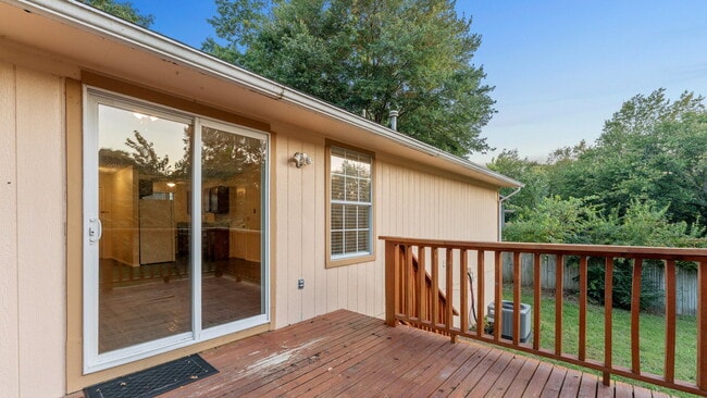 Building Photo - "Cozy 3-Bedroom Fayetteville Home with Mod...
