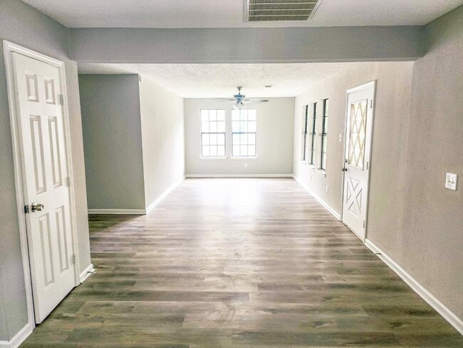 Building Photo - 305 Red Haven Dr