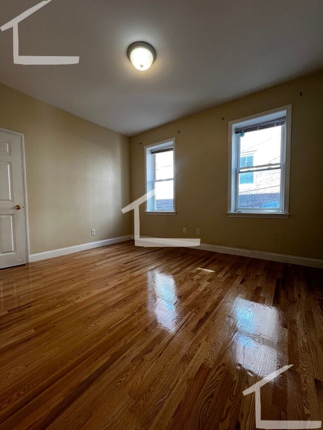 Building Photo - 9/1/25 Amazing South Campus 4BR/2BA w/balc...