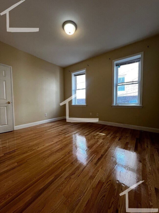 Building Photo - Massive Apt in Desirable Location for BU s...